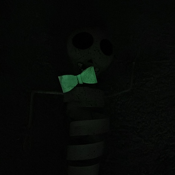 Happy Skeleton bouncy Door Decoration glow in the dark bow tie - Picture 9 of 9